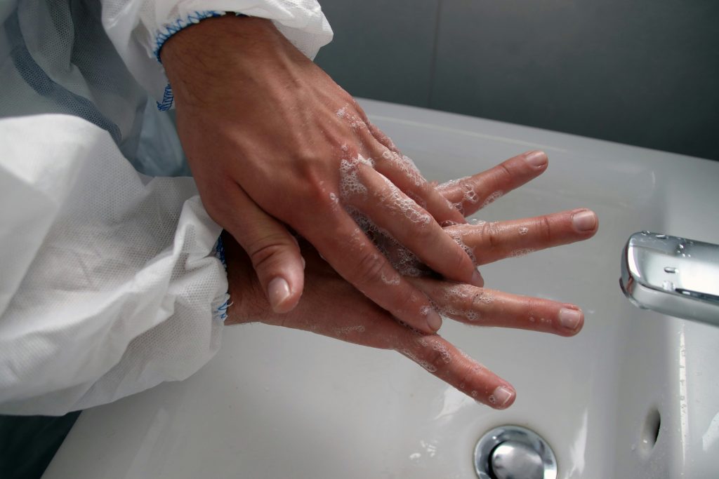 Een ingevulde checklist ligt klaar voor dagelijkse hygiënecontrole in een horecaomgeving.
