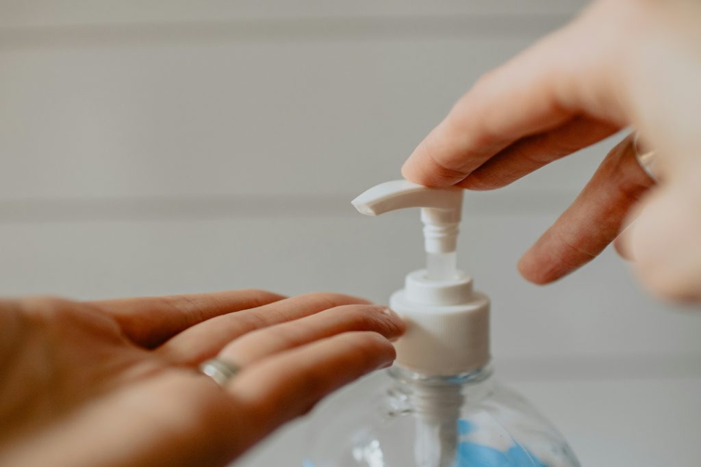 Een inspecteur evalueert de hygiëne van apparatuur en werkoppervlakken in de keuken.